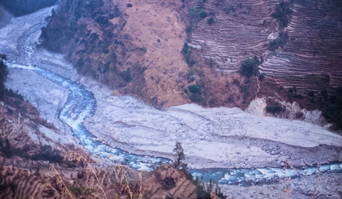 १९९८, ३ सेप्टेम्बरमा तामपोखरी हिमताल विस्फोटनले बगाएर ल्याएको गेग्रानले दूधकोशी नदी थुनिदिएको थियो। इङ्खु र दूधकोशीको संगममा १५ मिटरभन्दा बढी उचाइको गेग्रान थुप्रिएको थियो। तस्बिरः श्रीकमल द्विवेदी